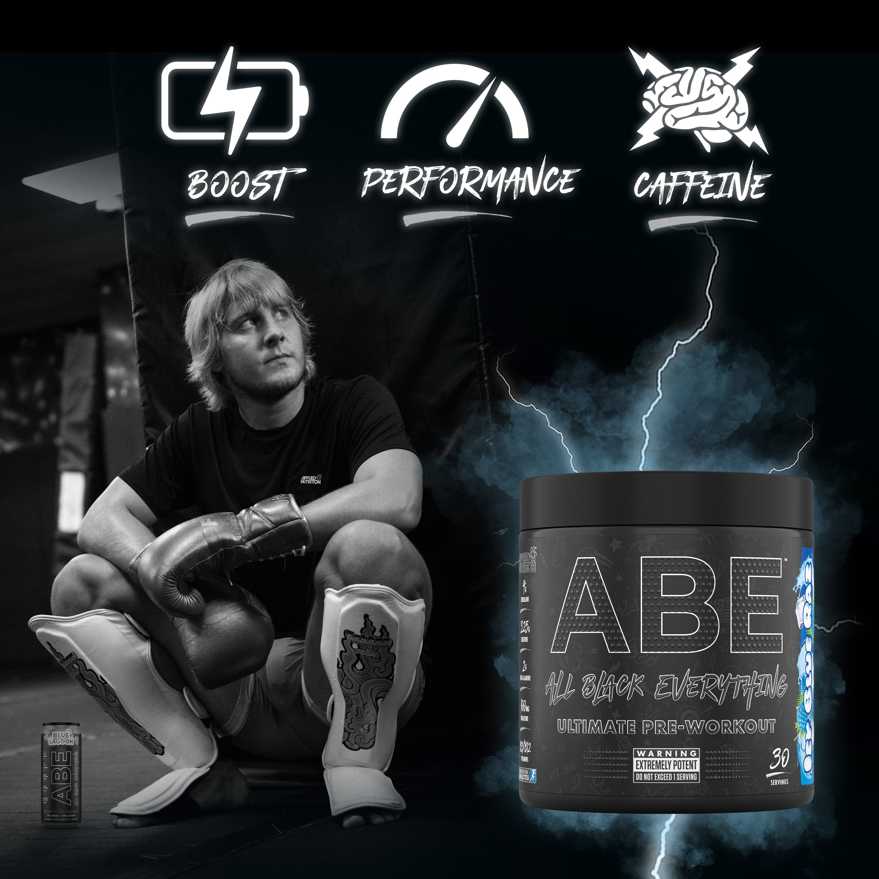 une image contenant l'athlète de UFC Paddy Pimblett, un pot de pré-workout ABE parfum Icy Blue Raz avec un éclair à l'arrière, ainsi que des symboles qui imagent le boost, la performance et la caféine respectivement.